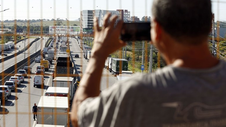 Caminhoneiros fazem protesto em Goiás por cumprimento do piso mínimo do frete