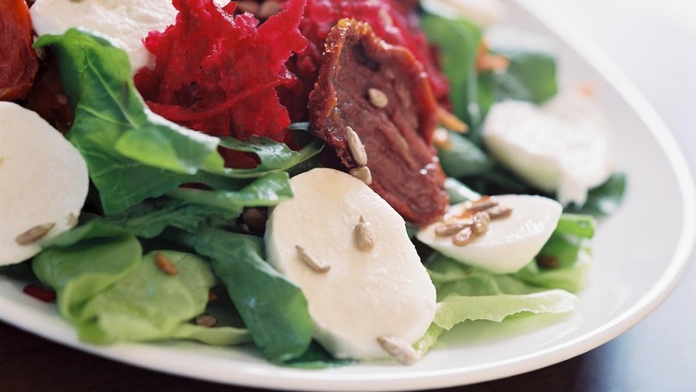 Como fazer salada com sementes de girassol e duas opções de molho