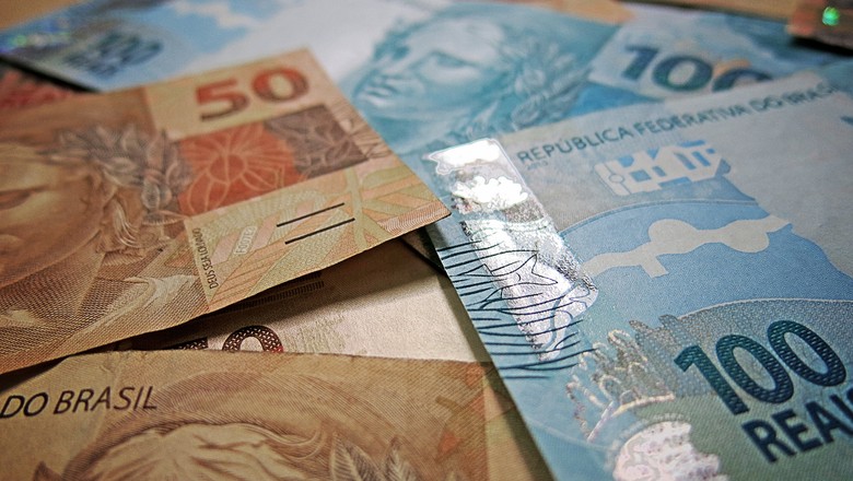 Mercado mantém expectativa de inflação em 4,01% e dólar a R$ 3,80
