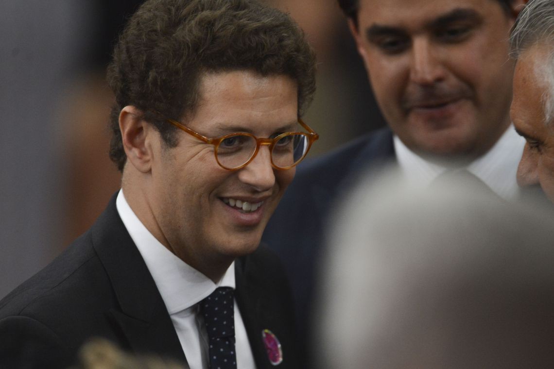 Ricardo Salles diz que suspensão de contratos com ONGs está mantida