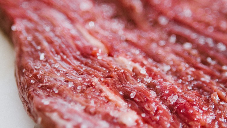 Carne feita a partir de células nem sempre é melhor para o clima, diz estudo