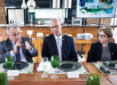 Ministra discute uso da água na produção com embaixador de Israel